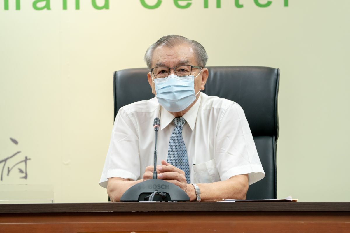 ▲高雄市長陳其邁為提高長輩疫苗施打率，特別請高雄「師公級」醫界大老，前高雄榮民總醫院前院長楊建芳出山現身說法。（圖／高雄市政府提供）