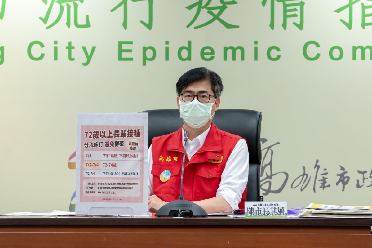 ▲市長陳其邁特別請出高雄醫界師公級醫師、前高雄榮總院長楊建芳以自身經驗說明施打疫苗的經驗。(圖／高市府提供)