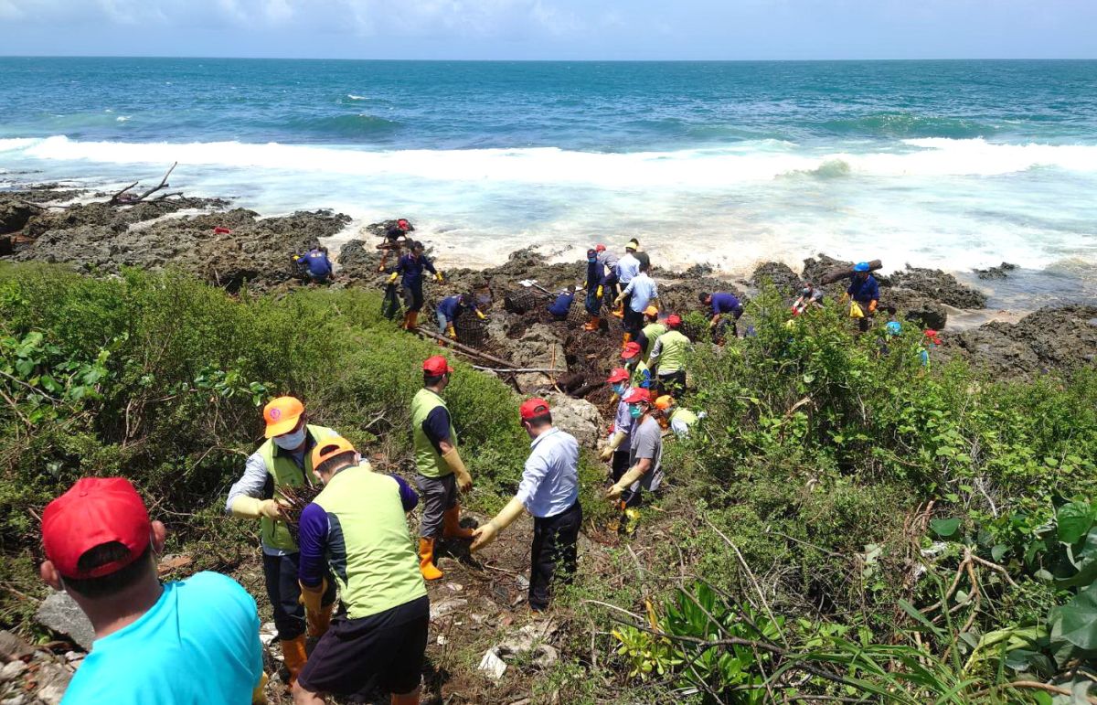 ▲台灣中油公司煉製事業部大林煉油廠高雄港外海2號浮筒發生油污洩漏事件，油污已漂到屏東恆春半島海域，台灣石油工會第一分會常務理事吳明發率會員到場加入油污清除工作。(圖／記者黃守作攝，2021.06.29)