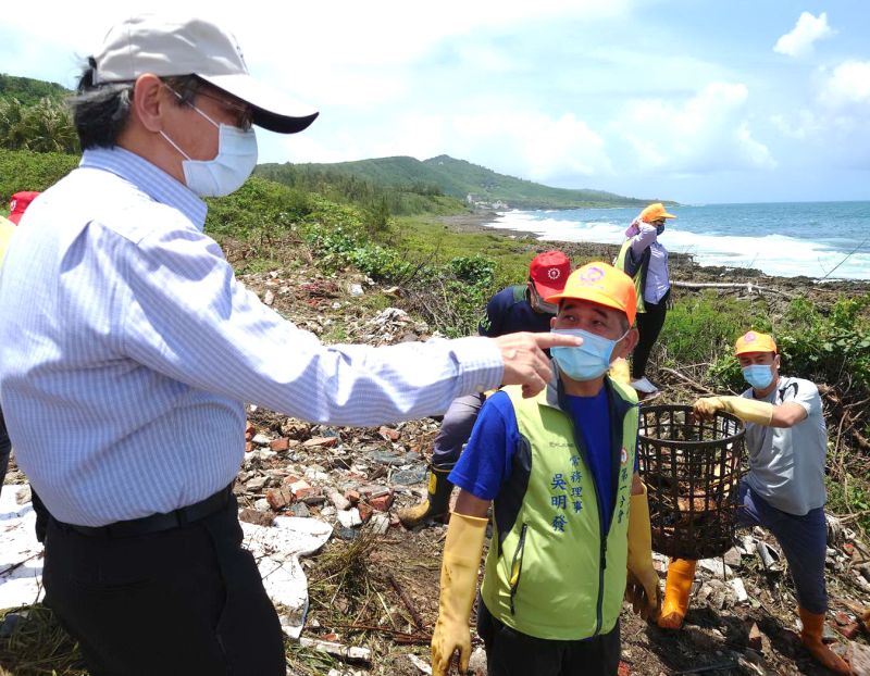 ▲台灣中油公司煉製事業部大林煉油廠高雄港外海2號浮筒發生油污洩漏事件，油污已漂到屏東恆春半島海域，台灣石油工會第一分會常務理事吳明發(中)率會員到場加入油污清除工作。(圖／記者黃守作攝，2021.06.29)