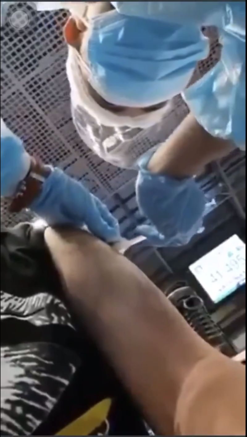 ▲從影片中可以看到，醫護人員將針筒插進民眾手臂，就直接貼上接種標籤，沒有進行注射。（圖／翻攝自@kristin_dera推特）