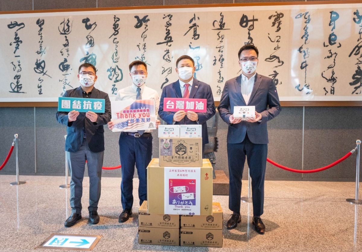 ▲立委趙天麟與高雄市議員林智鴻代表捐贈美國在台協會高雄分處台灣再地的精釀啤酒與口罩。（圖／趙天麟辦公室提供）
