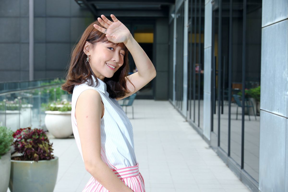 ▲林昀希慎重防疫，自主驗血快篩。（圖／三立）