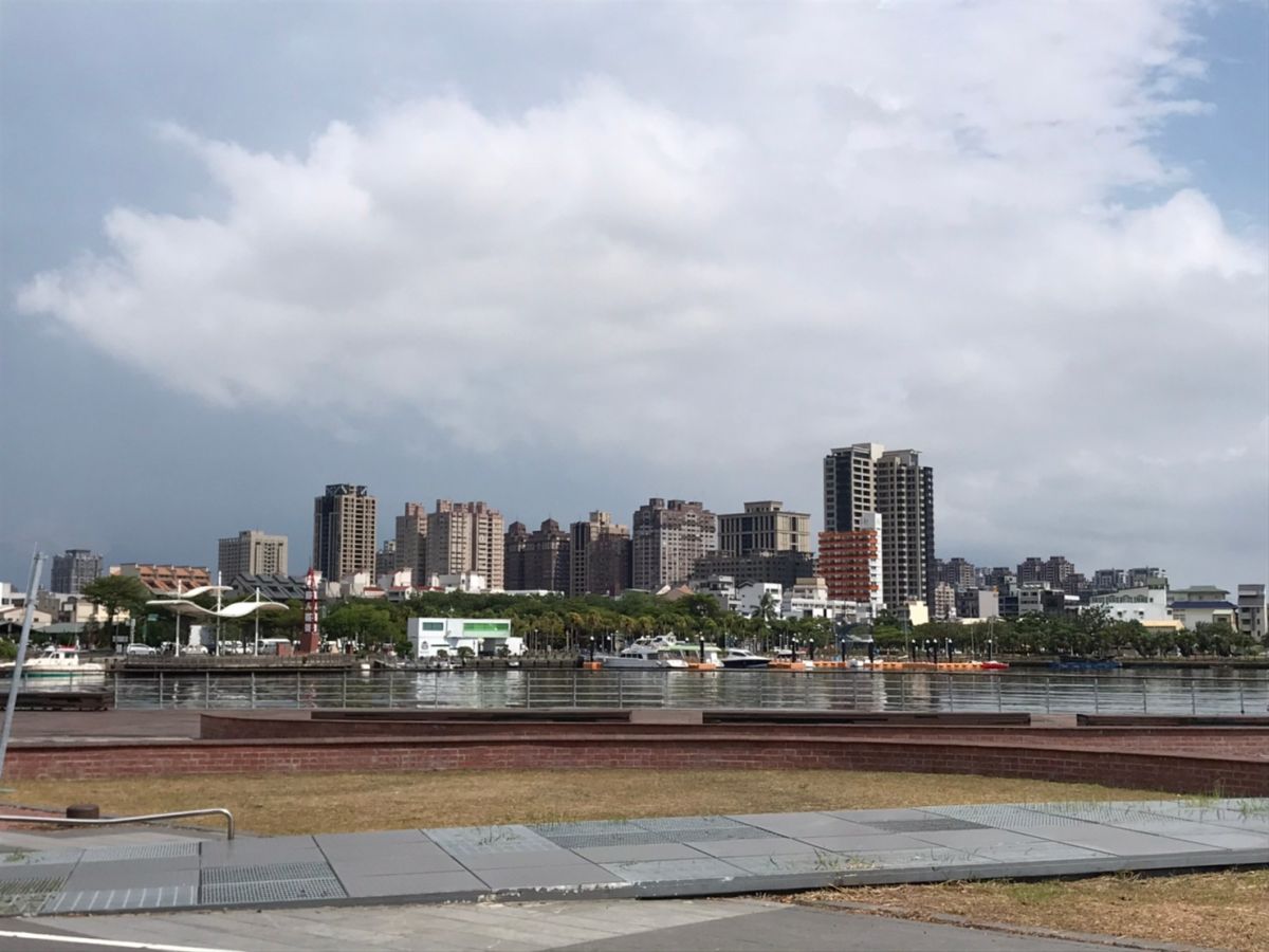 ▲安平海景宅可以眺望安平港，成為許多換屋族、外地客購置度假宅的首選。（圖／NOWnews資料照片）