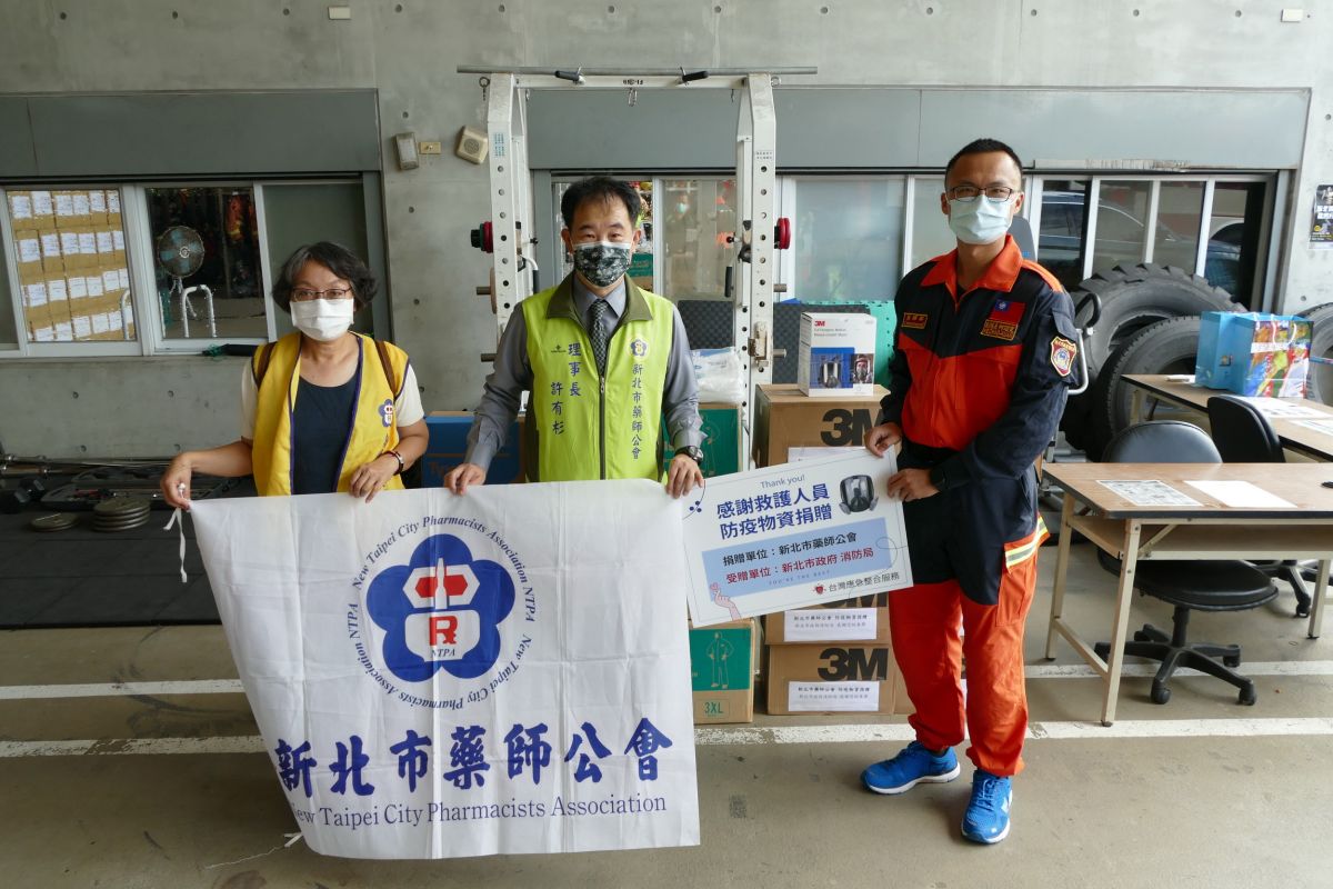 ▲新北市藥師公會理事長許有杉（中）、公益事務促進委員會主委吳明慧（左）力挺第一線防疫人員，今（29）日捐贈防疫、防護的物資給新北市政府消防局特搜大隊。（圖／新北市藥師公會提供）