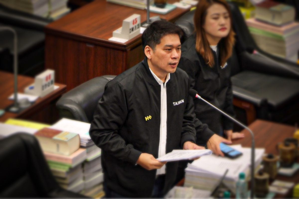 ▲高雄市議員李柏毅今（29）日針對南科二期橋頭科學園區之環評提出解方。（圖／記者蔡佳宏翻攝）

