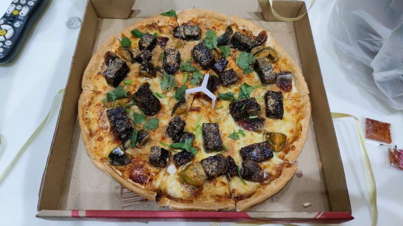 ▲必勝客推出全新披薩口味「香菜皮蛋豬血糕」，引發不少討論。（圖/爆怨2公社）