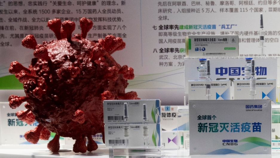 ▲中國多地遭Omicron入侵，許多人已打3劑COVID-19國產滅活疫苗仍染疫。中國國家衛健委官員宣布，已開始部署疫苗混打。（圖／美聯社／達志影像）