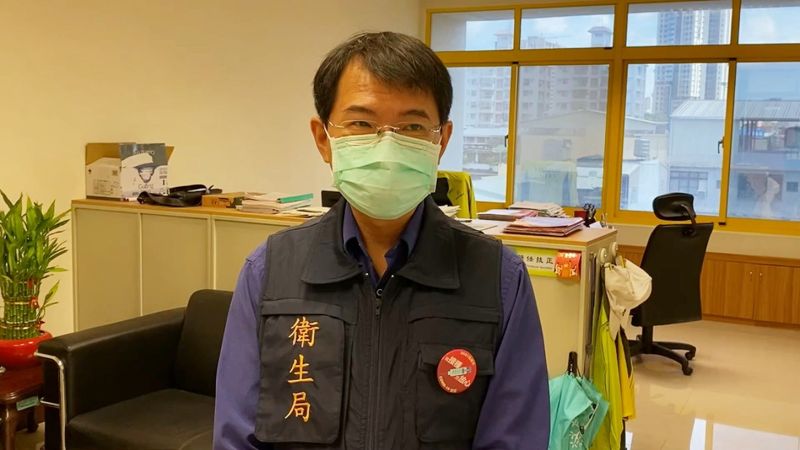 ▲高雄市衛生局簡任技正潘炤穎今日上午指出,因該大樓有群聚感染風險,所以市府防疫團隊以最快速度清空所有住戶,並召回全體住戶採檢後分送防疫旅館隔離。(圖/高雄市衛生局提供)