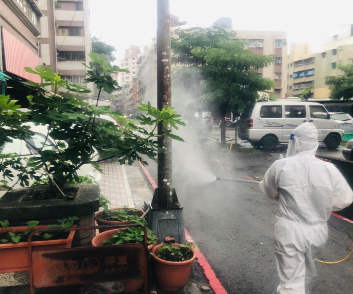 ▲市府在大樓附近進行大範圍清消。（圖／高雄市環保局提供）