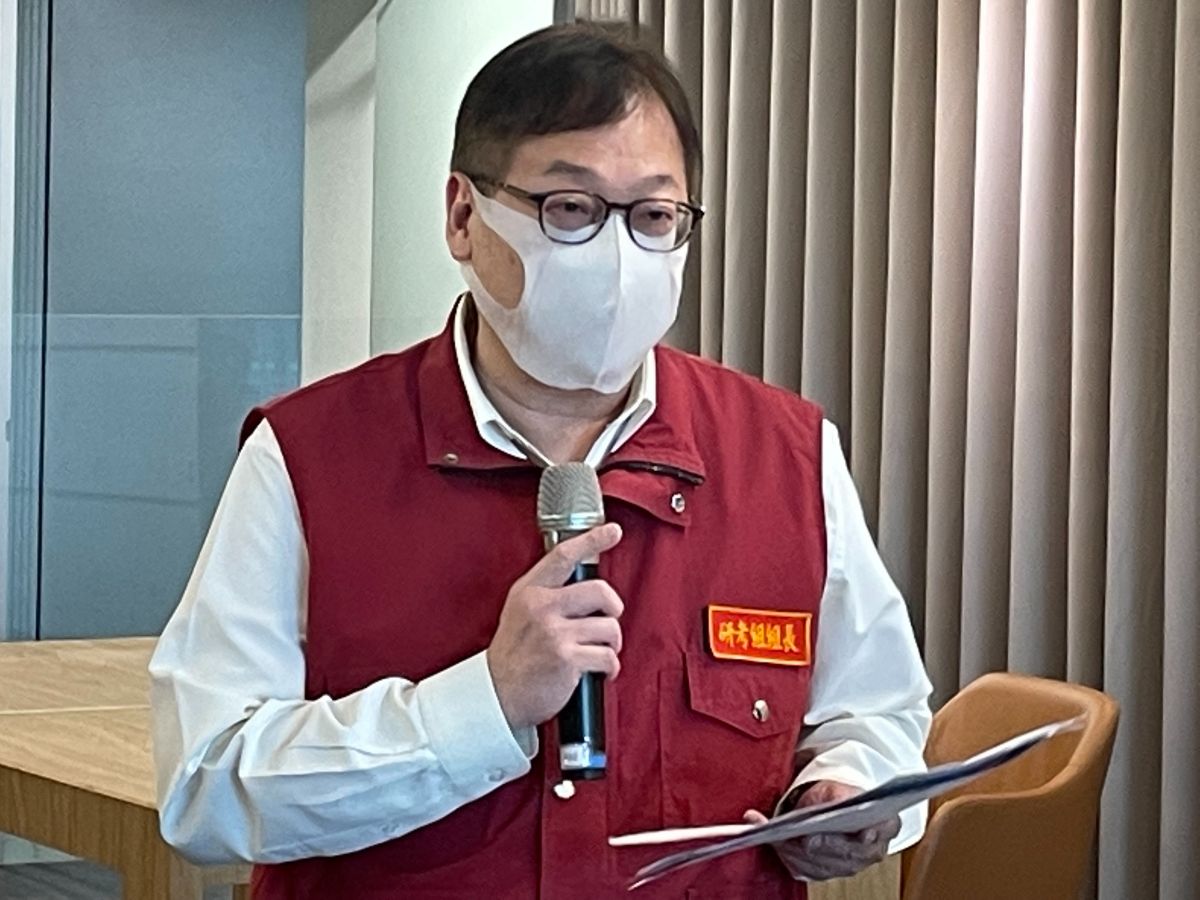 ▲新北市研考會主委林豐裕解釋，因預約人的非常踴躍，瞬間湧入非常大的量；但強調系統持續正常的運作，沒有「當機」的情形。（圖／記者陳志仁攝）