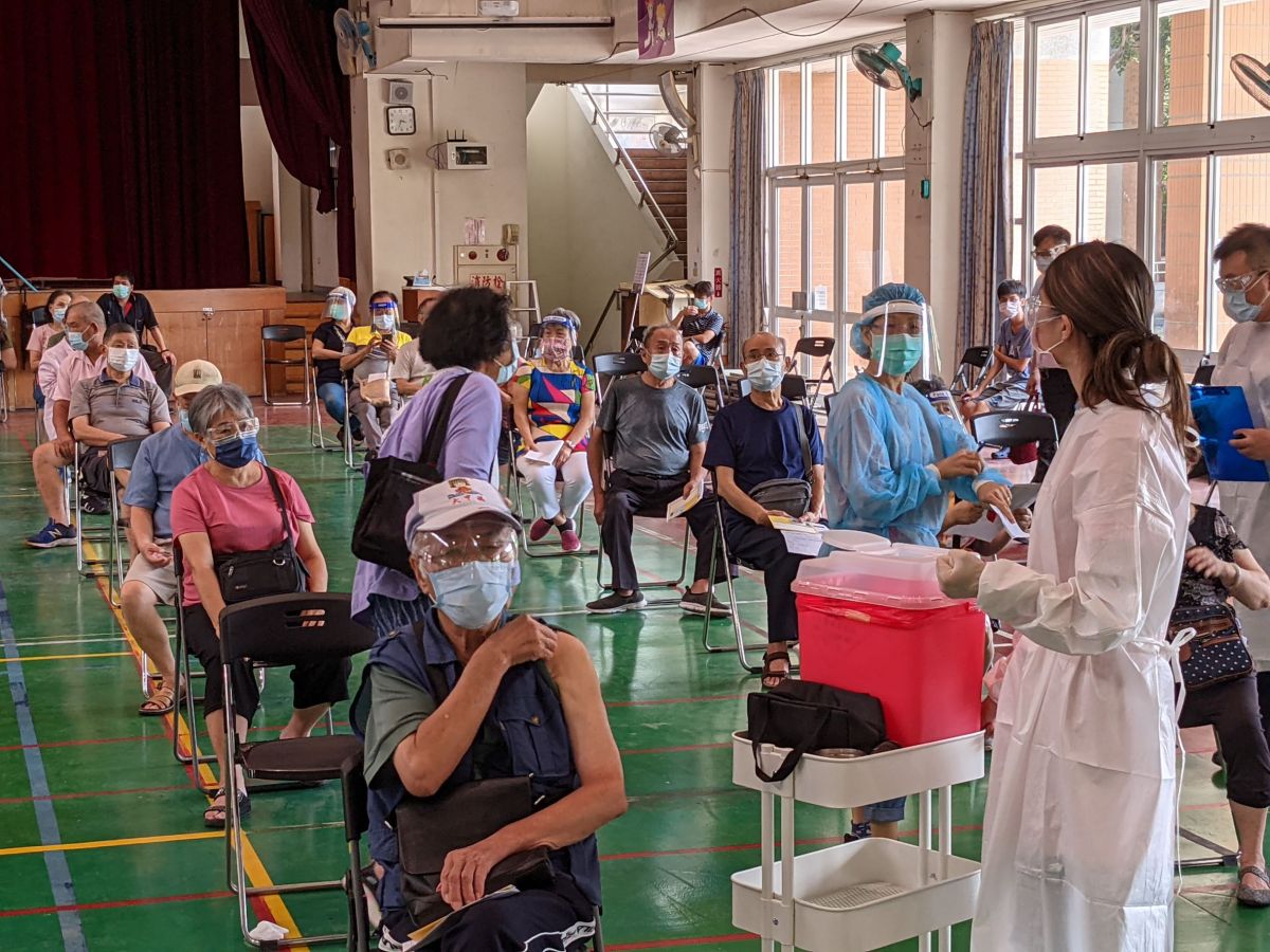 ▲中市今開放75歲以上接種疫苗，驚傳多處疫苗快打站預備疫苗數，嚴重不足的問題。(圖／柳榮俊攝2021.6.30)