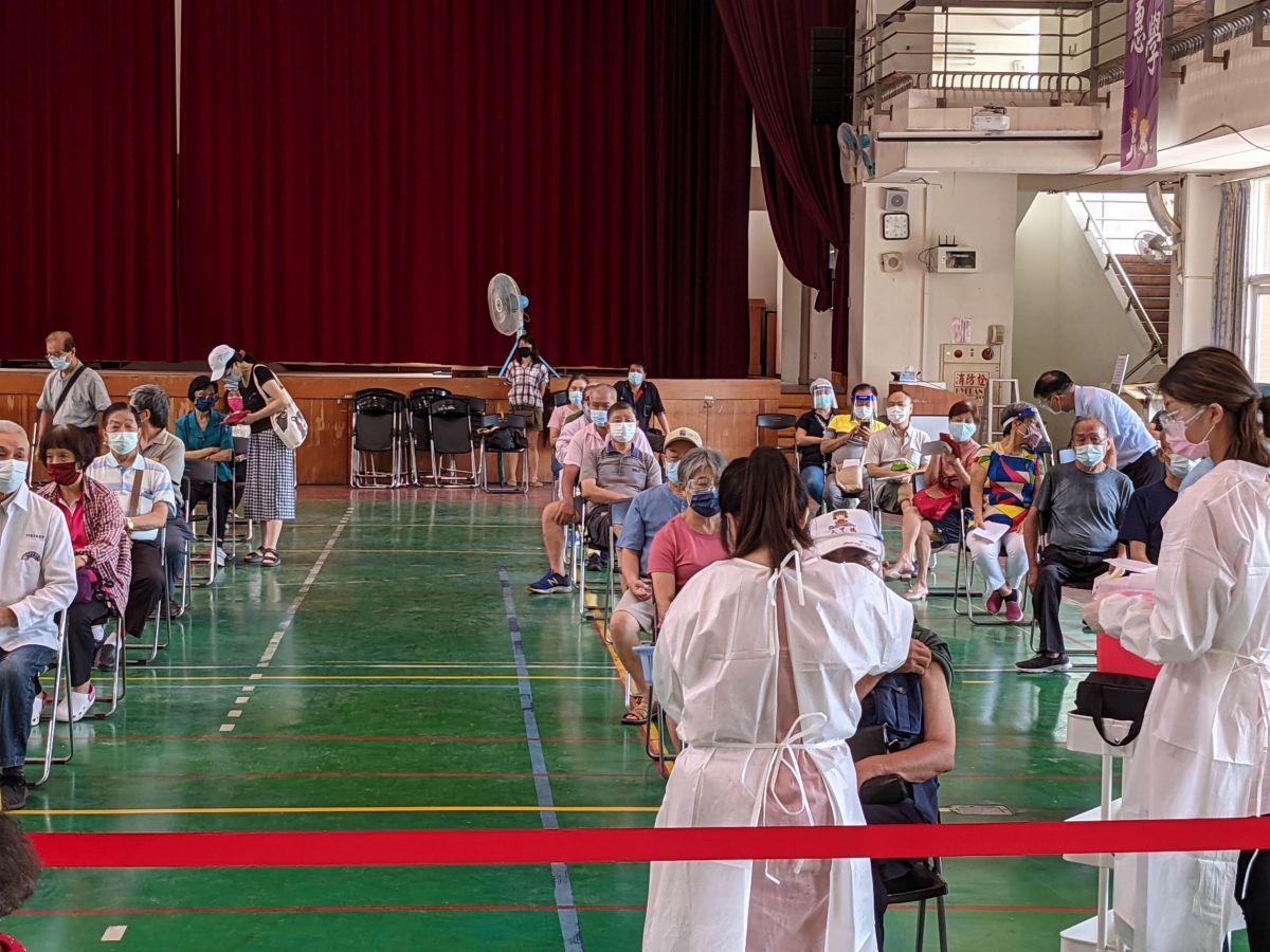 ▲中市府制訂殘劑施打預約方式，議員表示，民眾花費更多時間等待當機、重整頁面、每天重新操作，呼籲市府應簡單又可靠的預約機制(圖／柳榮俊攝2021.6.30)