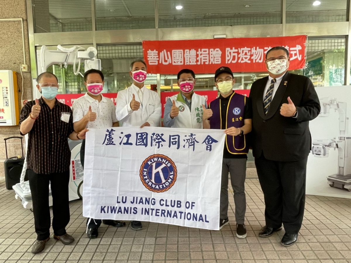 ▲新北市議員陳啟能（右三）募款採購一台398萬的「電動式數位移動型X光機」，今（30）日捐贈給新北市立聯合醫院三重院區。（圖／新北市議員陳啟能服務處提供）