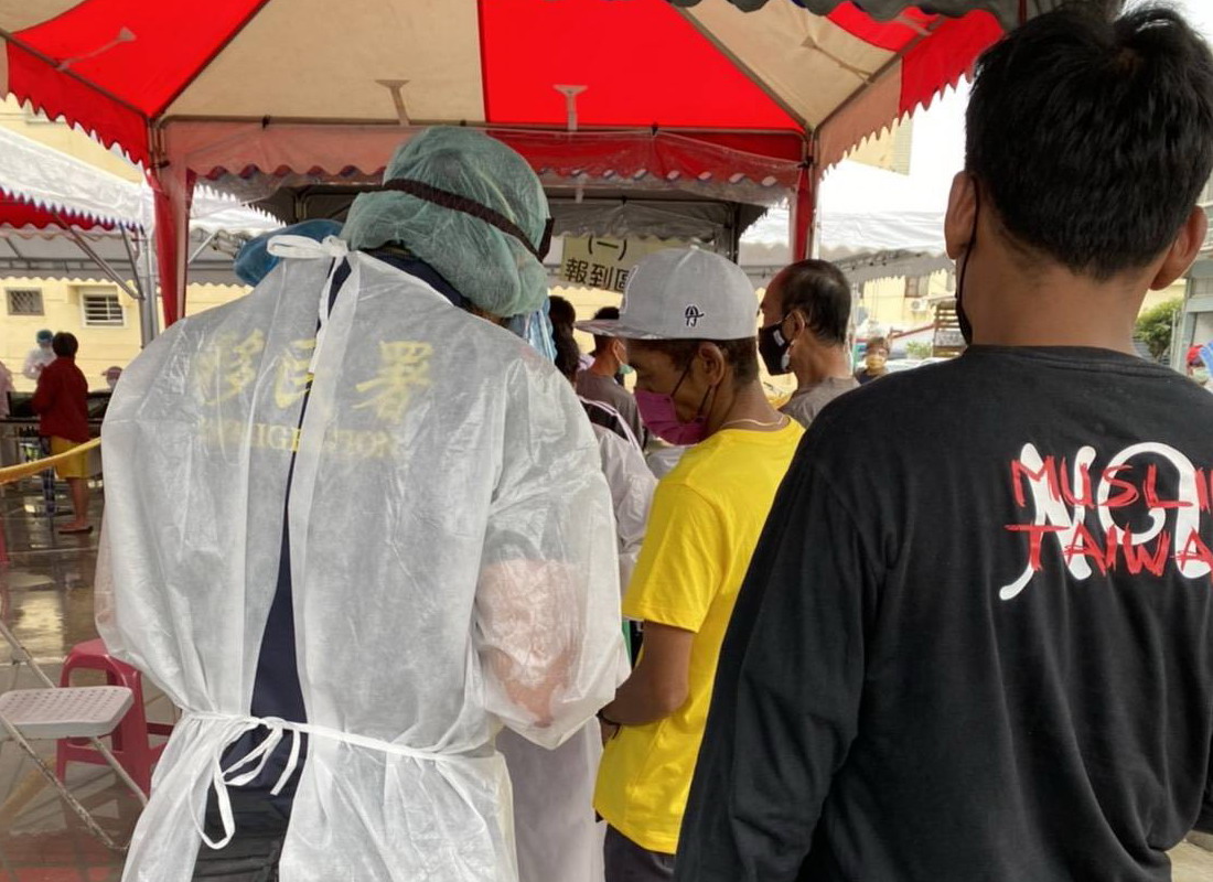 ▲移民署南區事務大隊屏東縣專勤隊隊員著防護裝備，協助失聯移工到篩檢站篩檢。(圖／記者黃守作攝，2021.06.30)