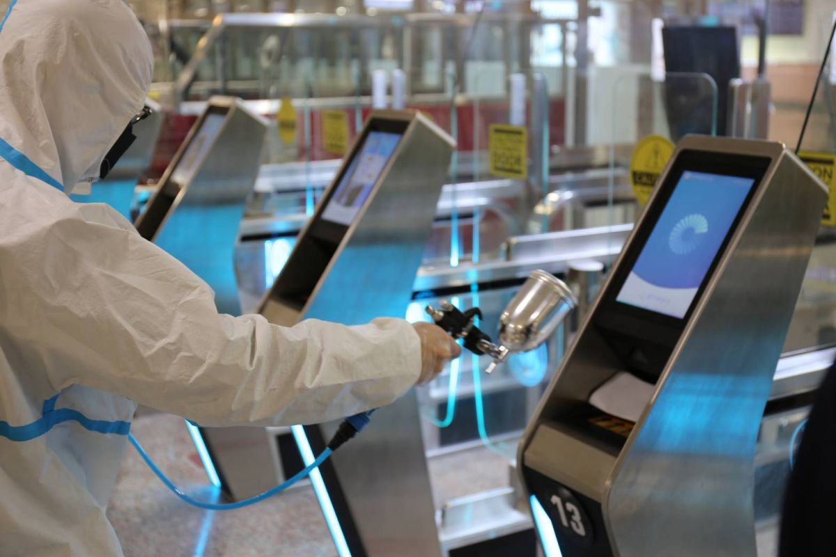 ▲內政部長徐國勇促成薩古魯公司提供「日本奈米科技級抗病毒塗料」，提供入出境旅客與國境大隊同仁更好的防疫保護力。（圖／記者李春台翻攝）