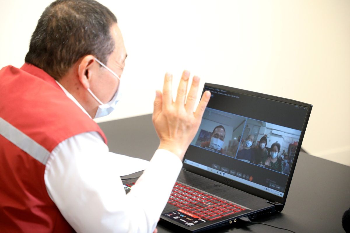 ▲新北市長侯友宜透過視訊的方式，問候92歲的阿公李左任、89歲阿嬤盧月娥這對老夫妻。（圖／新北市政府提供）