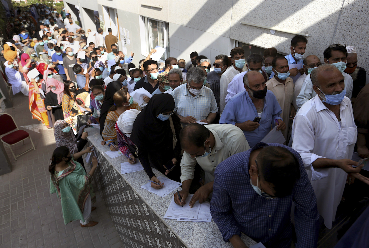 ▲近日有數百名前往沙烏地阿拉伯工作的巴基斯坦勞工，為了搶著接種沙烏地阿拉伯認可的疫苗，襲擊了當地的接種站。資料照。（圖／美聯社／達志影像）