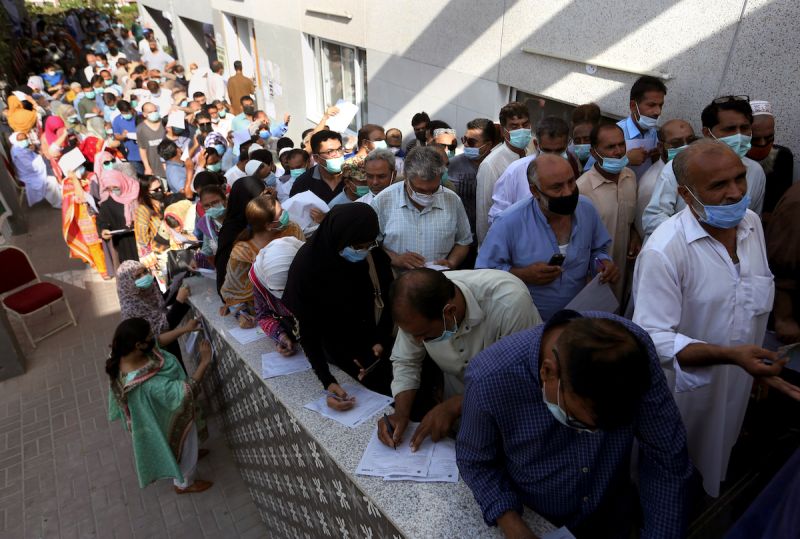 ▲近日有數百名前往沙烏地阿拉伯工作的巴基斯坦勞工，為了搶著接種沙烏地阿拉伯認可的疫苗，襲擊了當地的接種站。資料照。（圖／美聯社／達志影像）