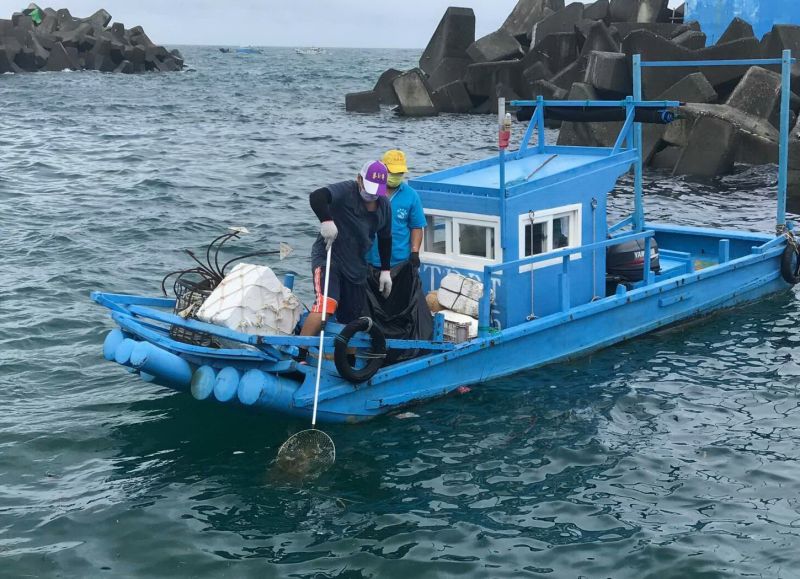 ▲中油公司雇用當地漁民及漁筏清除海上的油污。(圖／海洋保育署提供)
