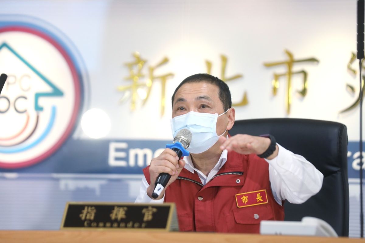 ▲針對取得台灣居留證的外國人，是否也能預約接種疫苗？侯友宜回應，只要持有居留證及健保卡，且按照年歲的順序，「都沒有問題！」（圖／新北市政府提供）