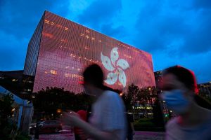 香港加強防疫追蹤　進入政府大樓須掃描
