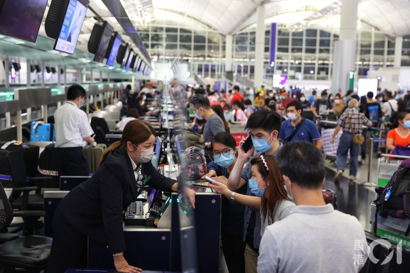 ▲《香港01》報導指出，香港國際機場近期每天晚上都有不少人搭乘飛機離開香港。（圖／翻攝自香港01）