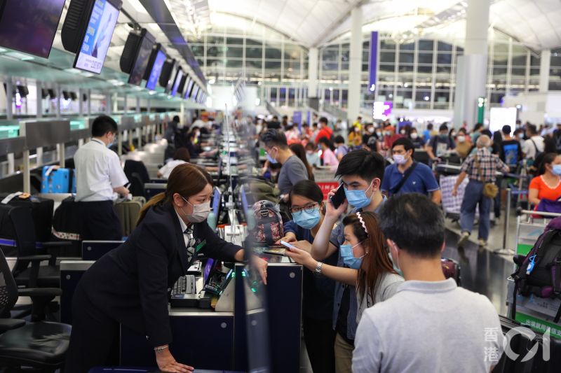 ▲《香港01》報導指出,香港國際機場近期每天晚上都有不少人搭乘飛機離開香港。(圖/翻攝自香港01)