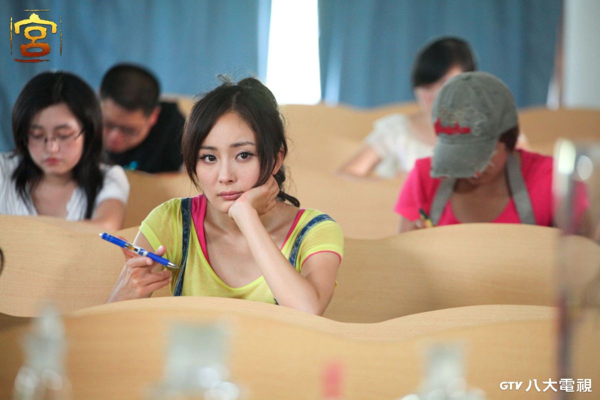 ▲楊冪飾演古董店繼承人，穿越時空愛上馮紹峰。（圖／八大）