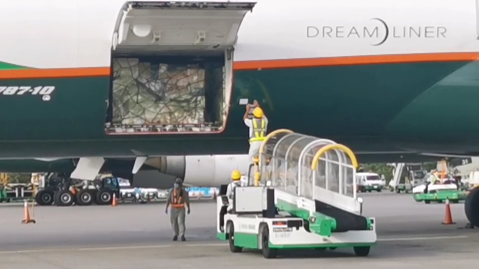 ▲政府購買的第三批莫德納疫苗，總共有41萬劑今日下午4時46分順利抵台。（圖／記者李春台翻攝）