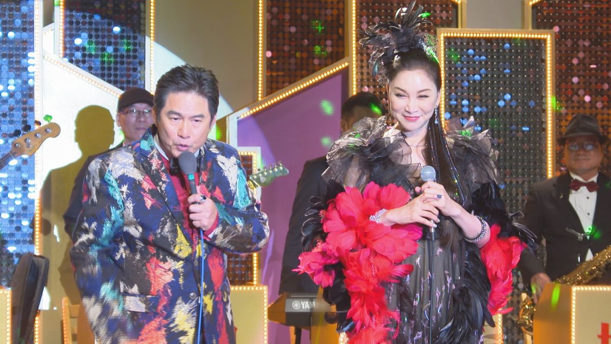 ▲張瓊姿（右）秀場唱歌對嘴出包。（圖／民視）