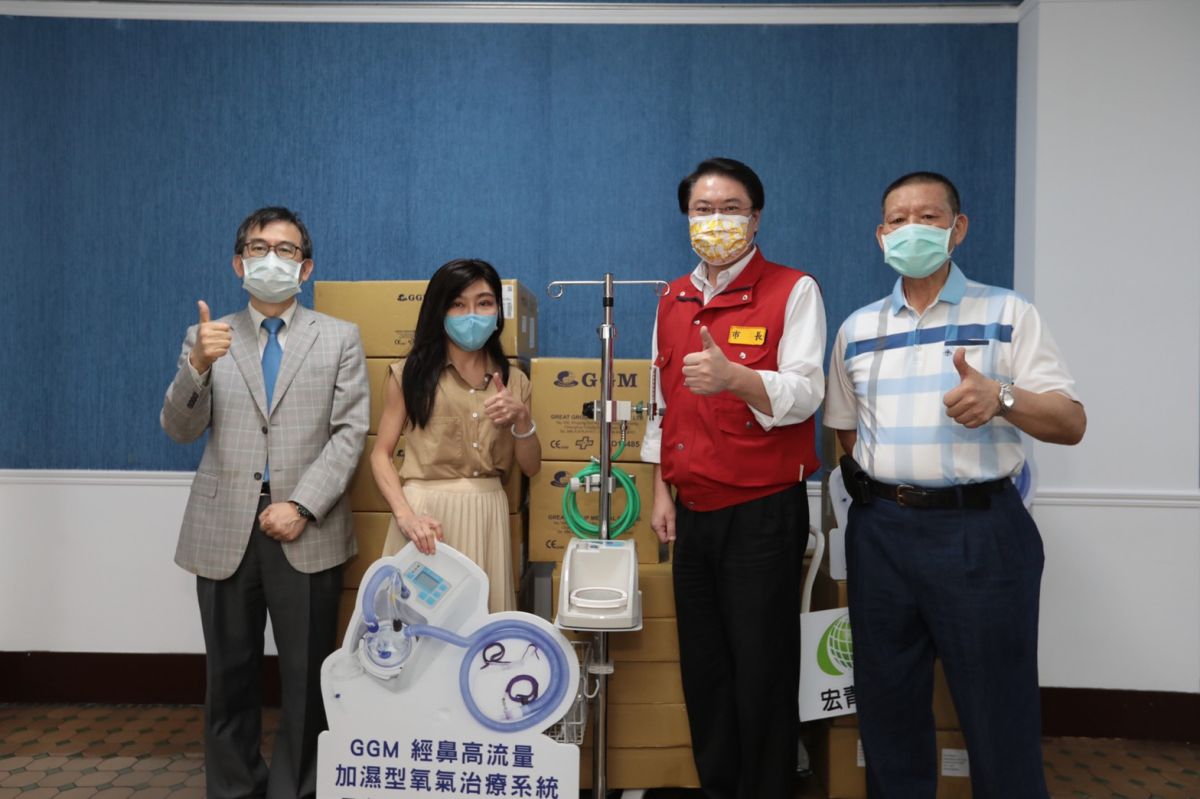 ▲基隆市長林右昌今日代表基隆市政府，接受台灣體育總會理事長汪輝與基隆市體育會理事長鄭錦洲（右一）捐贈6台HFNC。（圖／基隆市政府提供）