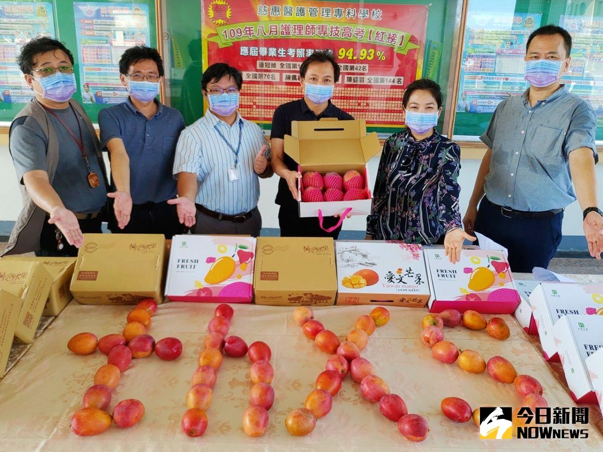 ▲慈惠醫專由主任秘書謝國榮(右三)與學務長陳清雨(左三)代表學校呼籲，各界持續力挺屏東芒果，多支持「比較不會行銷的」芒果老農、小農、青農。（圖／記者陳美嘉攝，2021.06.30）