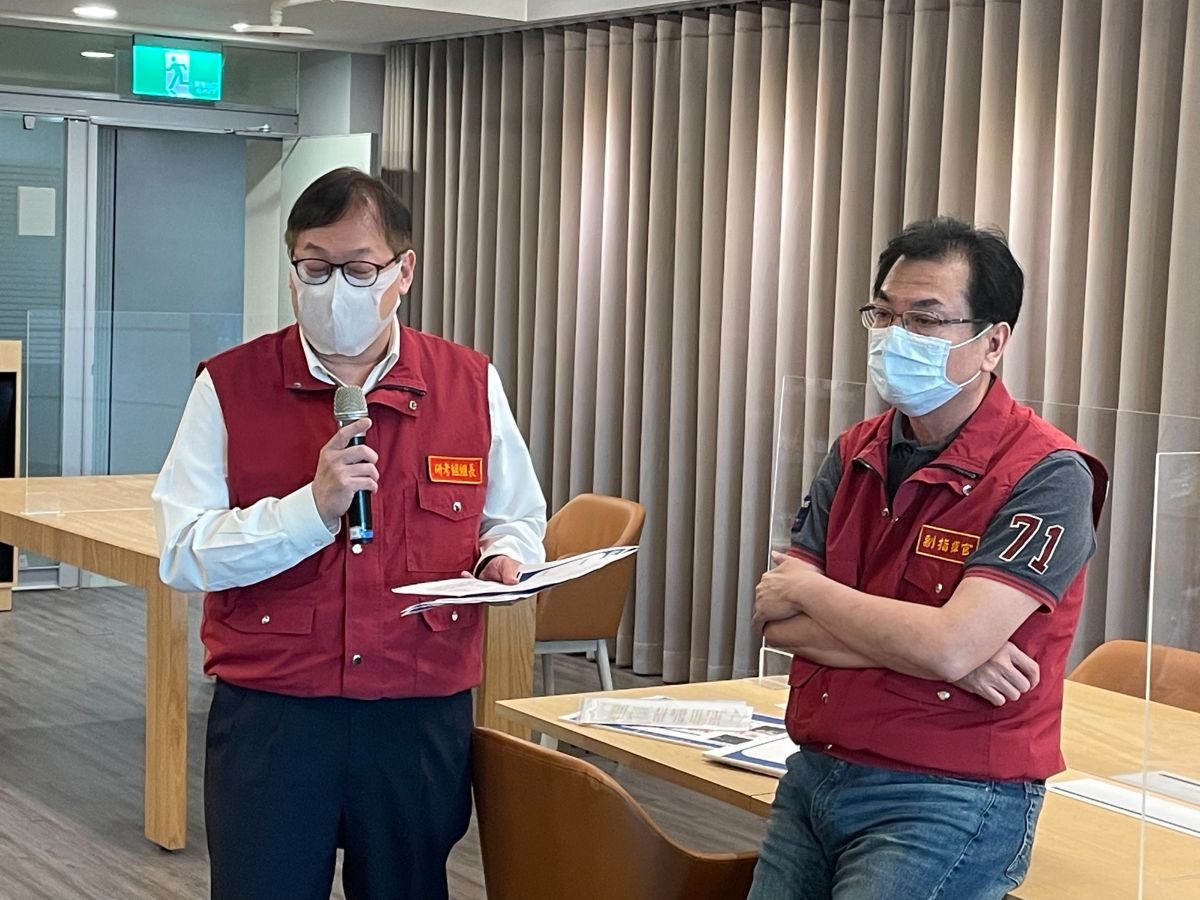 ▲研考會主委林豐裕（左）解釋，因為民眾預約的踴躍，半小時內湧入上百萬的流量，才會造成系統塞車，也對民眾說聲「抱歉！」（圖／記者陳志仁攝）