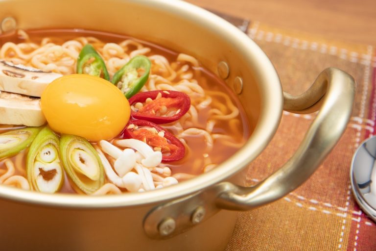 ▲原PO好奇韓國口味泡麵大家推哪幾款？貼文引發熱議。（圖／Shutterstock） 