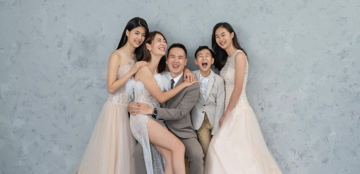 ▲賈永婕去年拍攝全家福照，與大女兒安安（左）、二女兒小羽（右起）、兒子恩恩、老公王兆杰 一同入鏡。（圖／賈永婕IG）