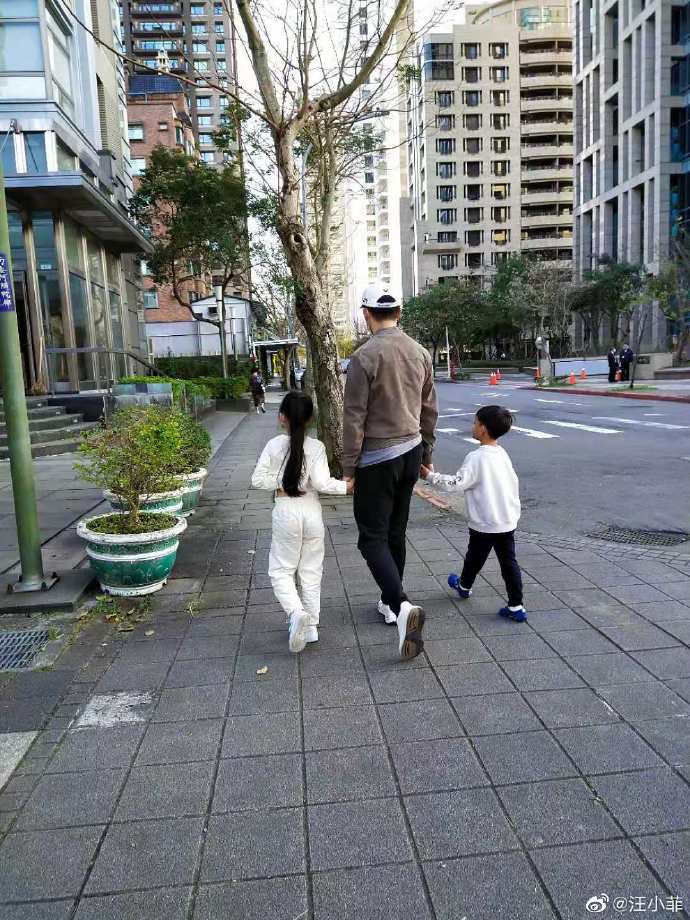 ▲汪小菲很疼兩個小孩，每次返回台灣，就會帶孩子出去散步。（圖／汪小菲微博）
