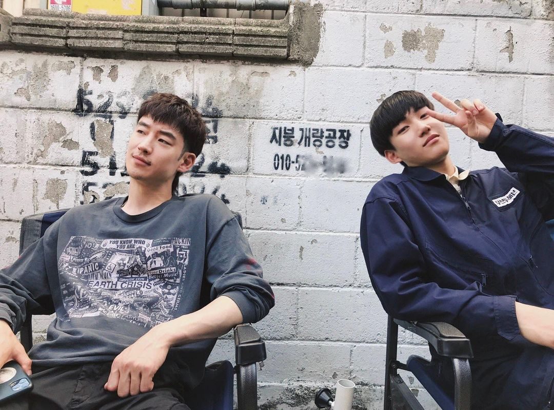 ▲李帝勳和唐俊尚飾演的叔叔與姪子雖然個性差異很大，卻在整理遺物的過程中相互救贖。（圖／李帝勳IG）