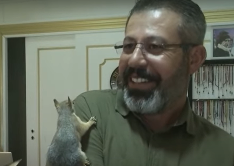 老闆一副「我家松鼠怎麼那麼棒！」的笑容。（圖／Youtube＠ Arirang News）