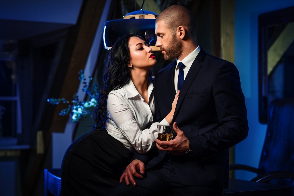 ▲他有獨立辦公室，把她帶進去吻，手指沿著大腿內側。（圖／Shutterstock）