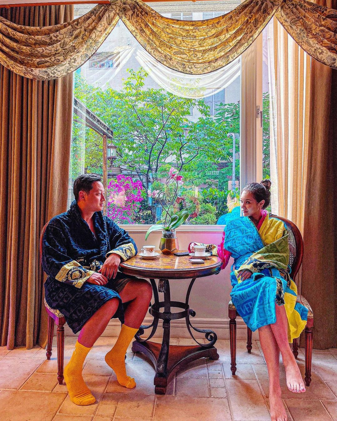 ▲王思佳（右）跟老公在新家防疫，也穿上名牌睡衣拍照。（圖／王思佳IG）