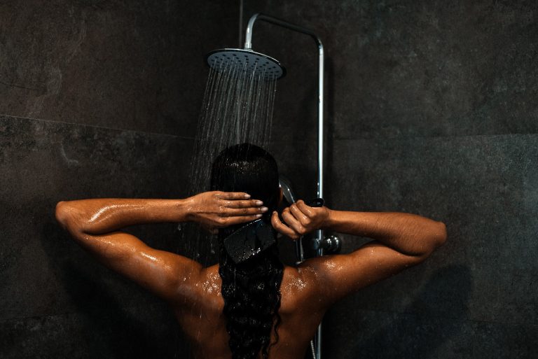 ▲這一次，這個女人就在他的屋子裡，就在他的浴室裡沐浴……（圖／Shutterstock）