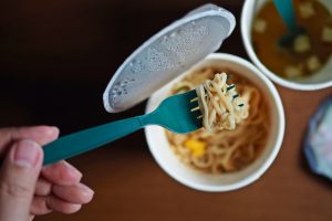 shutterstock_1421503946 ▲一名男網友在《Dcard》好奇提問大家「會喝泡麵湯嗎?」貼文引發兩派論戰。(示意圖/Shutterstock)