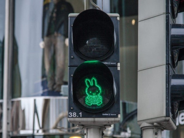 荷蘭出現「米菲兔紅綠燈」　搭配彩虹斑馬線彷彿童話王國！
