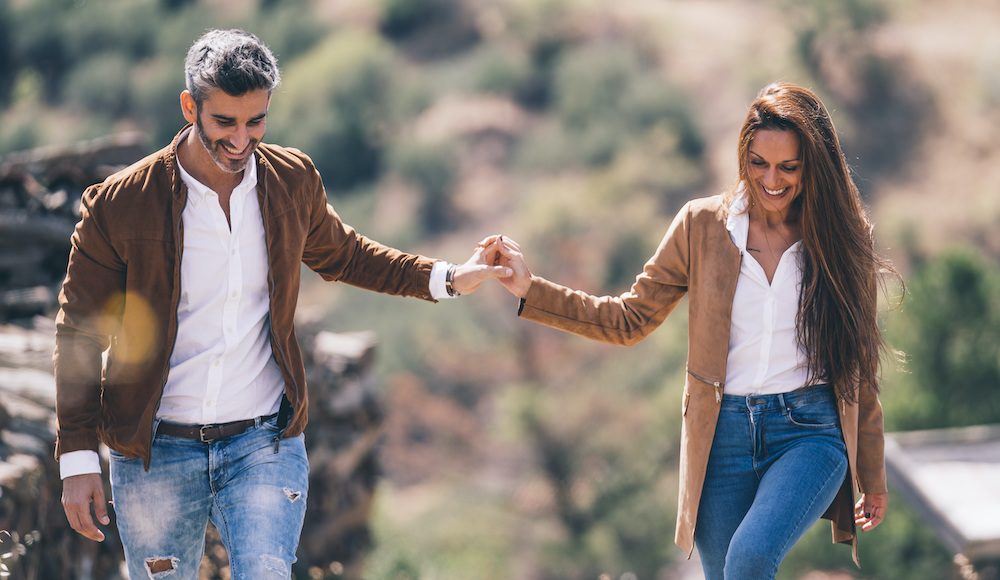 ▲當看到一對伴侶的時候難免會去想他們當初到底是怎麼湊在一起的？種種的好奇疑問都會在腦袋裡冒出來。（圖／Shutterstock）