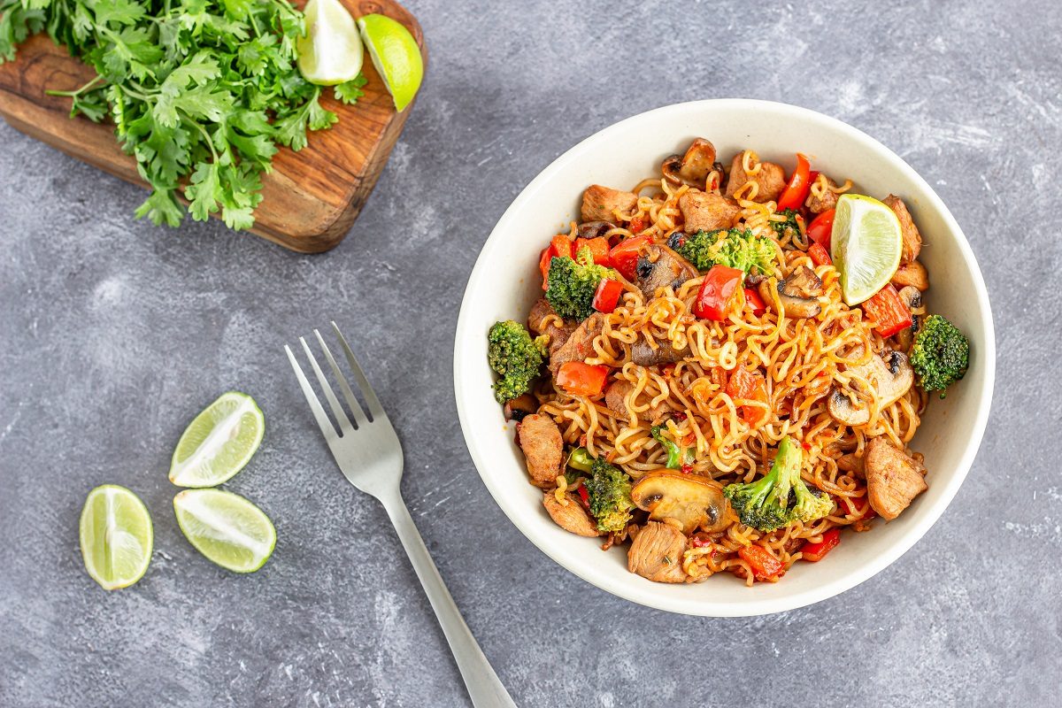 ▲台灣泡麵款式五花八門，近年來更有許多外國品牌出現，讓民眾的選擇更加多樣，最近還有些品牌附上有肉塊的調理包，使得口感十分多變。（圖 / Shutterstock）