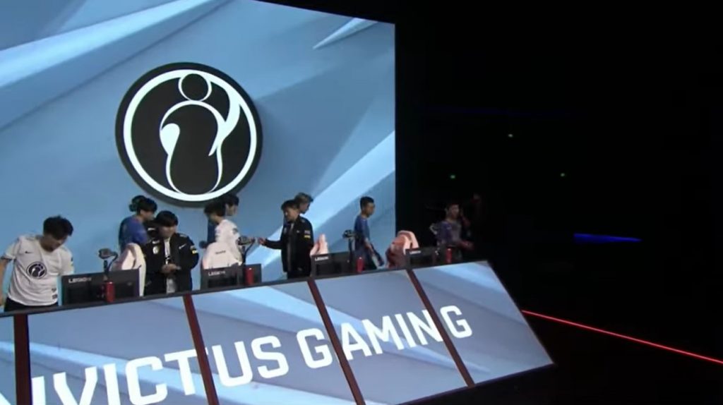 iG粉絲因不滿隊伍先發名單，大舉出征自家戰隊微博。   圖：翻攝自LPL