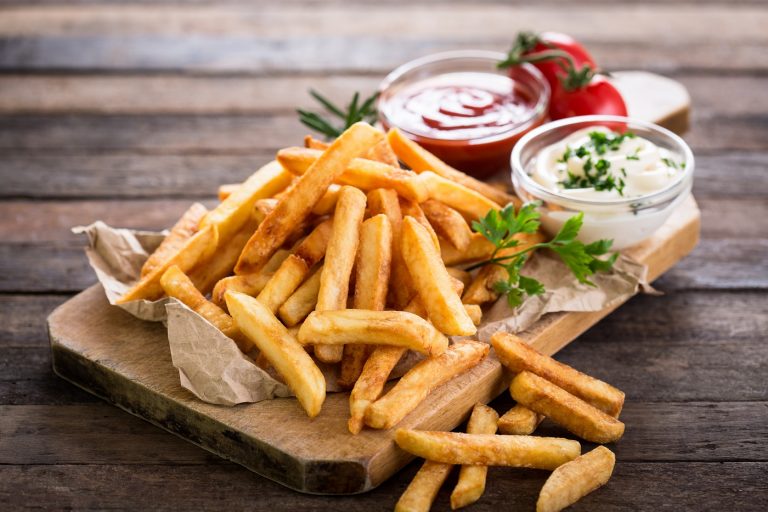 ▲吃薯條怎麼搭配才夠味？老饕揭經典調味法則。（圖／Shutterstock）
