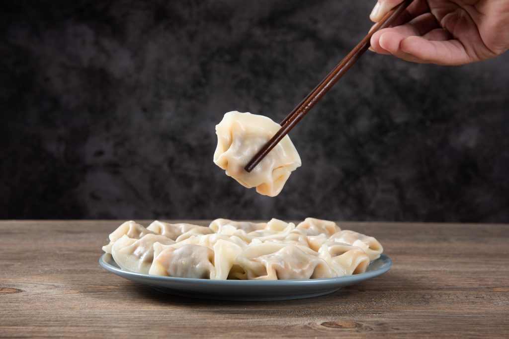 ▲餃象徵元寶，是亞洲人過新年常吃的美食。（圖／Shutterstock）