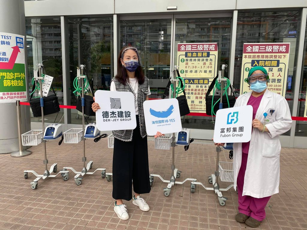 ▲賈永婕（左）募捐「救命神器」高流量氧氣鼻導管全配系統（HFNC）送給醫院。（圖／翻攝賈永婕的跑跳人生臉書）